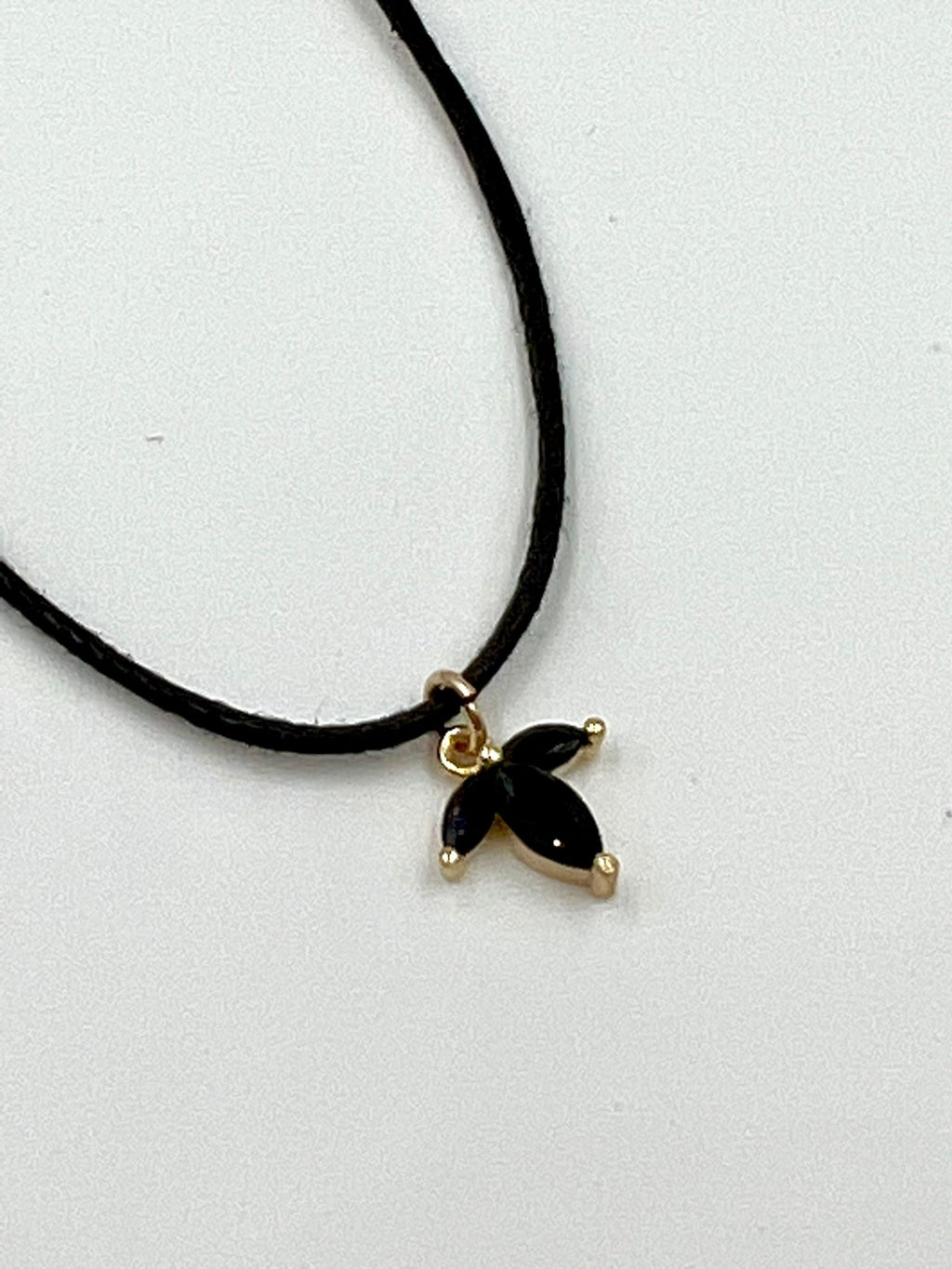 שרשרת תליון לוטוס שחור אמילי