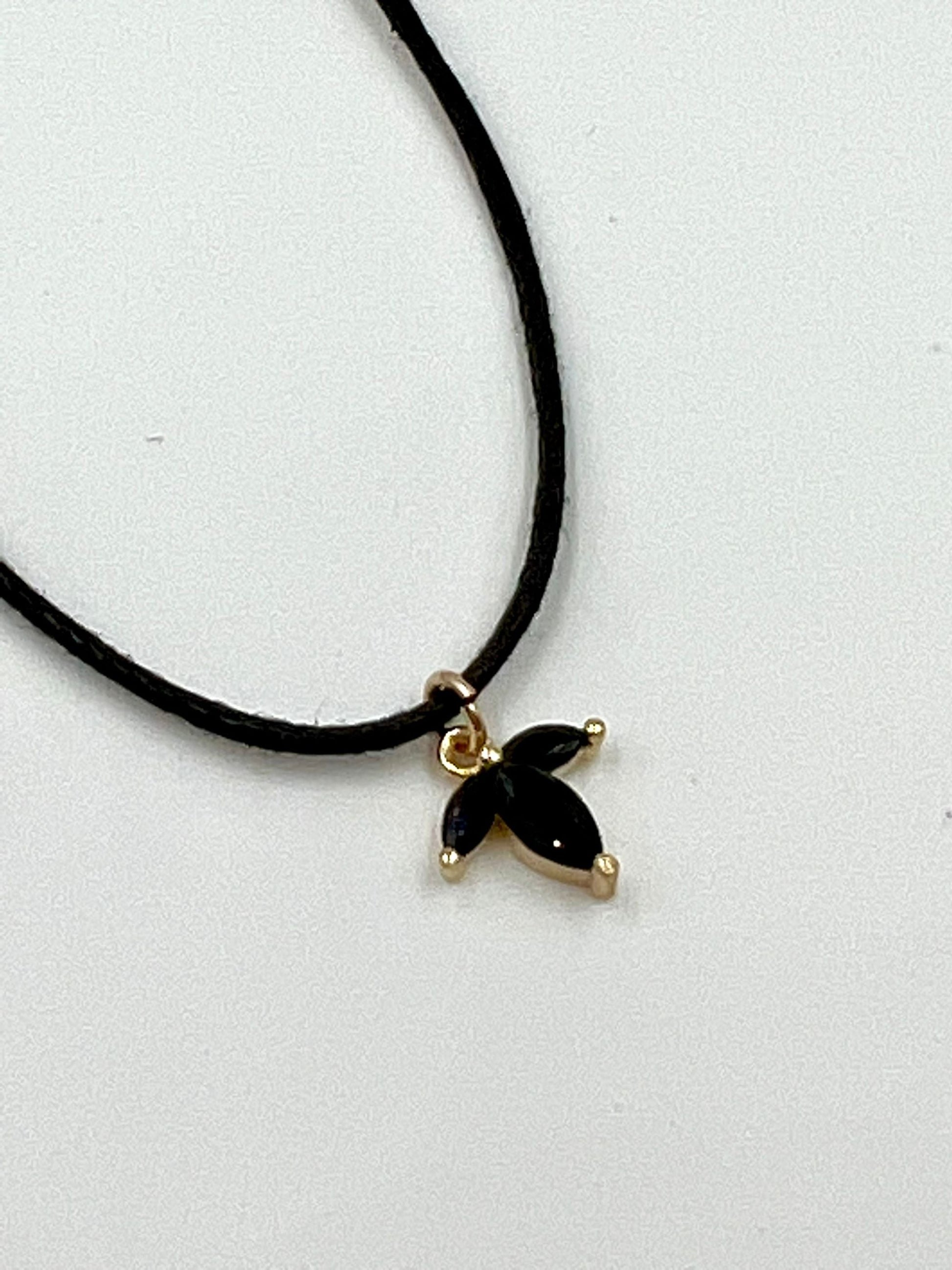 שרשרת תליון לוטוס שחור אמילי